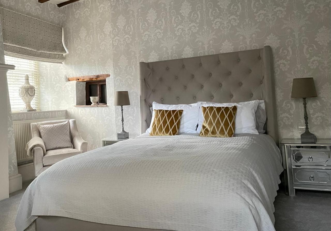 Bed and Breakfast Old Daltongate House Улверстон Экстерьер фото